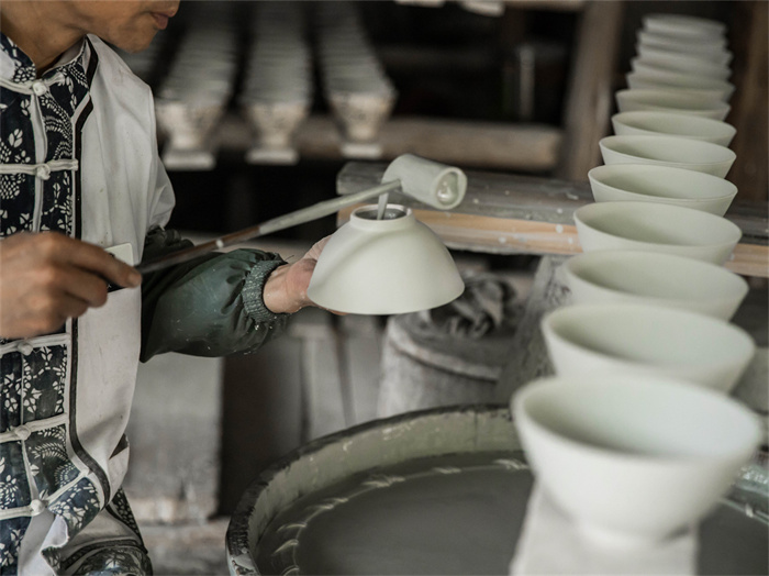 現代陶磁器の特徴は何ですか？